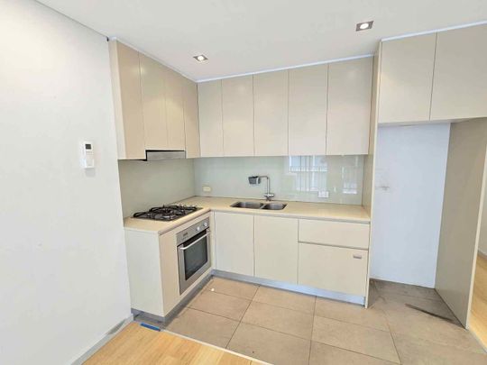Modern Two Storey Apartment in Maroubra Junction - Photo 1