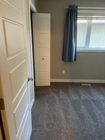 Hampton Village - 4 Bedroom/2 Bathroom Upper Unit - 762 Hargreaves Cres - Photo 5