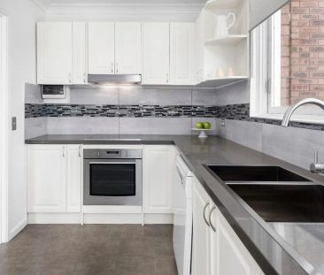 Stylish Fully Furnished Apartment in Leafy Ideal Locale - Photo 5