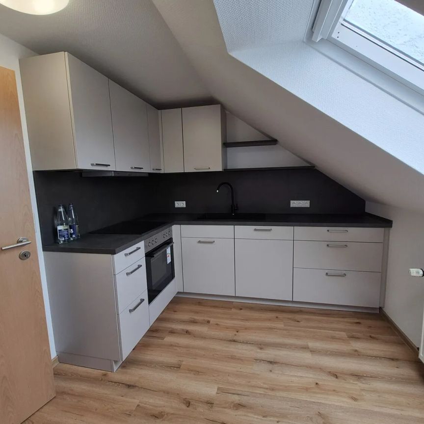 Klimatisierte, lichtdurchflutete 3-Zimmer-Dachgeschosswohnung mit Einbauküche - Photo 1