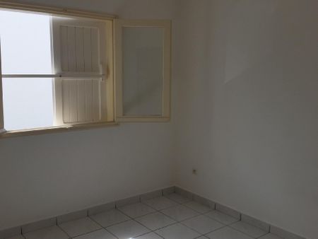 Location Appartement 4 pièces 70m² ST BENOIT 97470 - Photo 4
