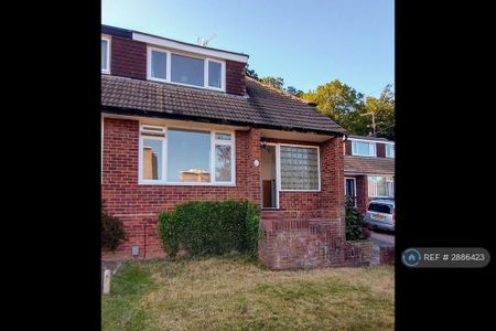3 bedroom semi-detached house to rent - Photo 2