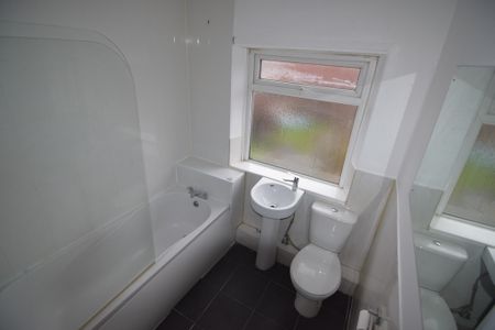 To Let 2 Bed Mid Terraced House - Photo 4