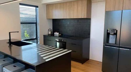 Wanaka Rental with Lake Views - Photo 2