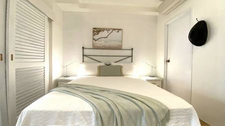 1 BEDROOM : FULLY FURNISHED : CLOSE TO BEACH & TOWN - Photo 2