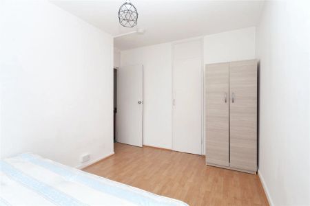 3 bedroom flat in London - Photo 4