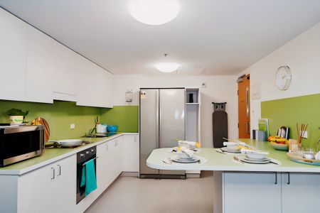 Twin Bed in 5 Bedroom Apartment - Photo 4