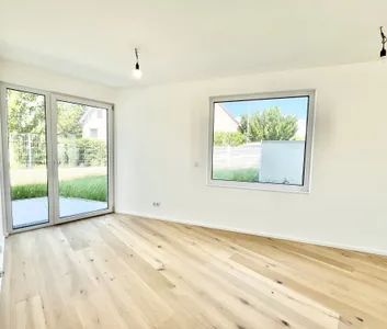 TOP 2 | DREI-ZIMMER-WOHNUNG MIT RUNDUM LIEGENDEM GARTEN - Photo 1