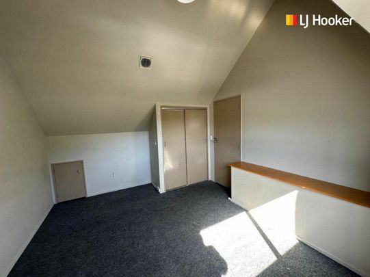 Tidy 4 bedrooom flat - Photo 1