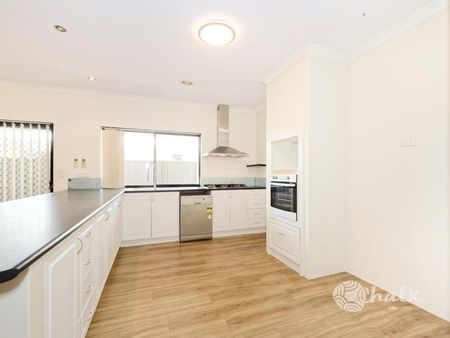 COASTAL LIVING IN WAIKIKI - SPACIOUS FAMILY HOME - Photo 3