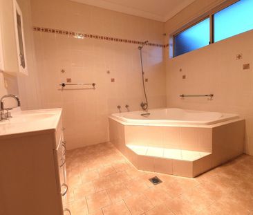 IMMACULATE TOWNHOUSE IN KINGSFORD - Photo 6