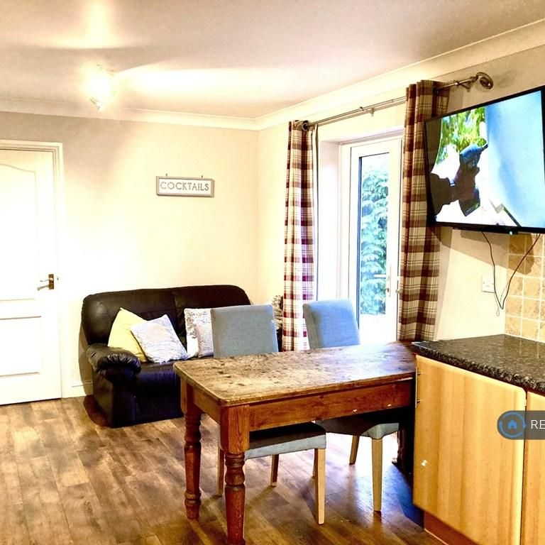 1 bedroom in a house share to rent - Photo 1