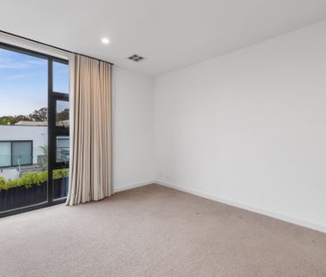 Stylish Three-Bedroom Townhouse in the Heart of Griffith! - Photo 5