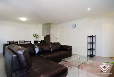 Double garaged 3 bedroom townhouse in Central Calamvale area - Photo 2