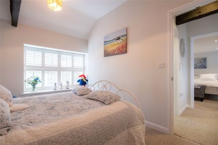 A beautifully modernised two bedroom mews cottage situated in the heart of Marlborough with off-street parking. - Photo 5