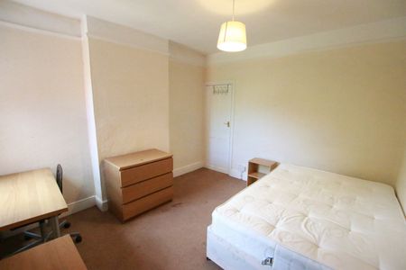 4 Bed Terraced House, St. Peters Road, RG6 - Photo 4