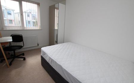 *** STUDENT HOUSE *** A stunning six bedroom student house offered on a fully furnished basis with bills included. The property is available from July 2026. - Photo 2