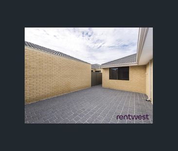 NEAT EASY CARE WITH REAR LANEWAY GARAGE - Photo 5