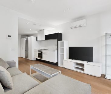 Stylish Fully Furnished Living in the Heart of South Yarra - Photo 2
