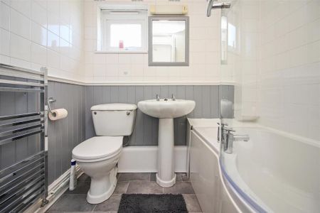 4 bedroom terraced house to rent - Photo 3