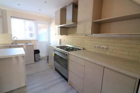 3 bedroom end of terrace house to rent - Photo 5