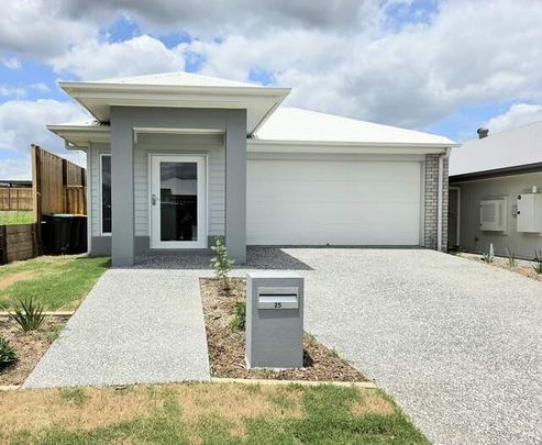 25 Gower Street, White Rock - Photo 1