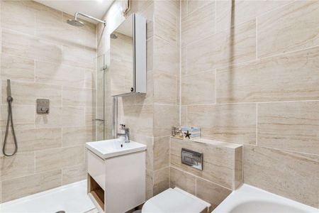 A beautifully presented three bedroom flat on quite residential street in Sands End - Photo 5