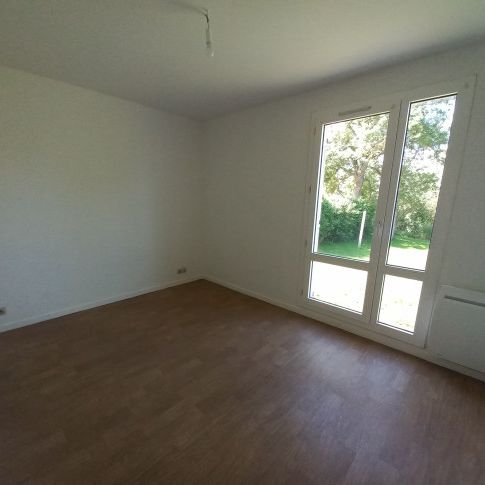 Location Maison 4 pièces 86 m² Thevet-Saint-Julien - Photo 1