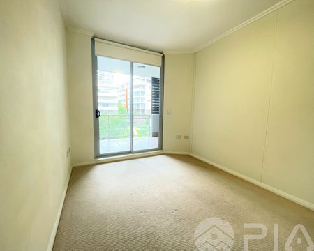 Stylish & Bright One Bedroom plus Study Apartment - Photo 2