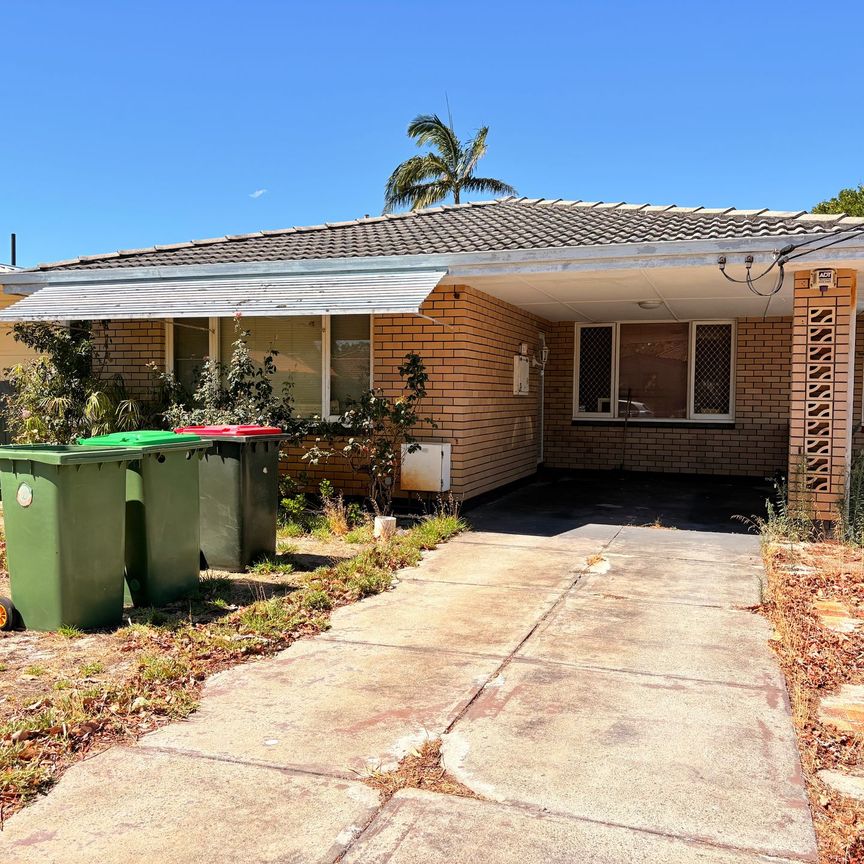 Cozy 2-Bedroom Duplex with Spacious Backyard&period; - Photo 1