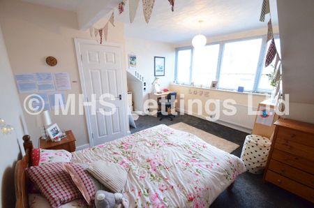 4 Bedroom Mid Terraced House for rent in Graham Grove - Photo 3