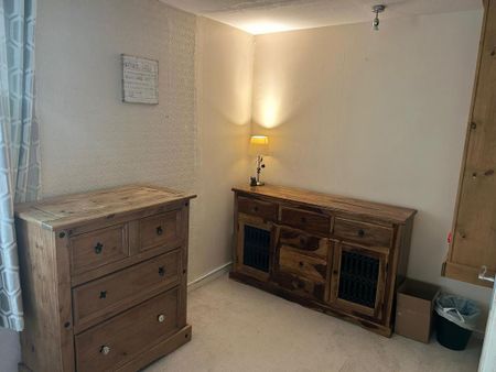 1 bedroom in a flat share to rent - Photo 3