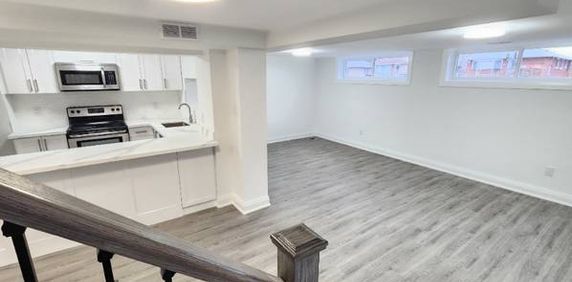 1 bedroom basement suite close to UofT $1375 - Photo 2