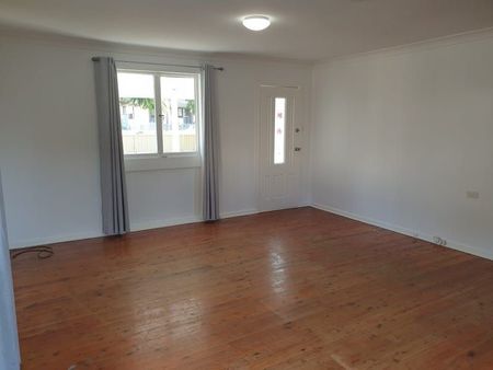 IMMACULATE PRESENTATION! - Photo 2