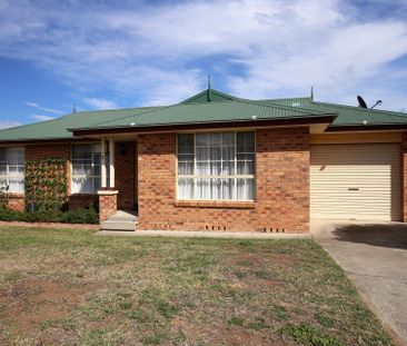 FAMILY FRIENDLY ENTERTAINER! - Photo 3