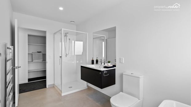 Executive Family Home – 4 Bedrooms, 3 Bathrooms, 2 Ensuites! - Photo 1