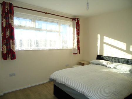 3 bedroom end of terrace house to rent - Photo 3