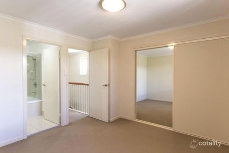 Stylish & Spacious 3-Level Townhouse in Prime Carina Location - Photo 2