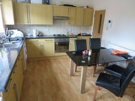 4 bedroom flat to rent - Photo 3