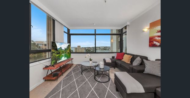 ELEVATED ELEGANCE WITH UNRIVALLED HARBOUR VIEWS - Photo 1