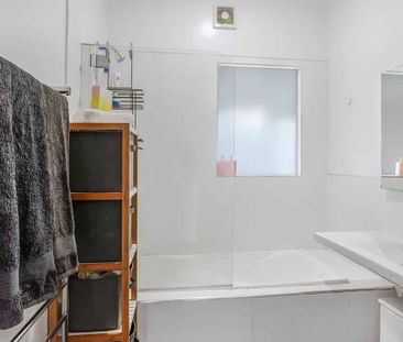 3 bedroom beauty in East Street Hamilton - Photo 5