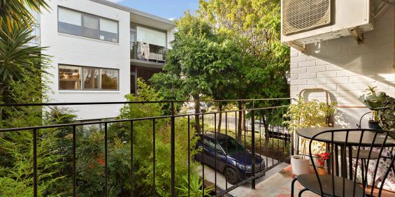 Fully Furnished Elwood Apartment with Balcony - Water Included! - Photo 3