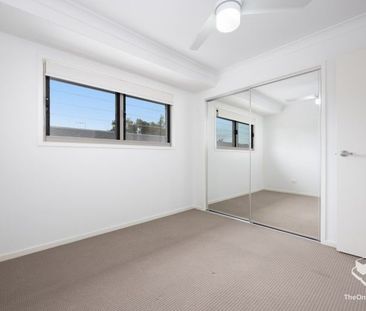 Modern 3 Bedroom Townhouse Available From 01/12/2025 - Photo 4