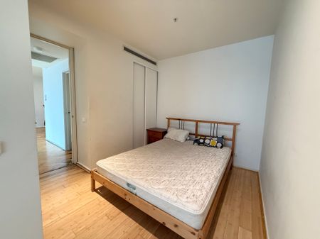 Stylish 2 Bedroom Apartment with Car Space in Prime CBD Location - Photo 4