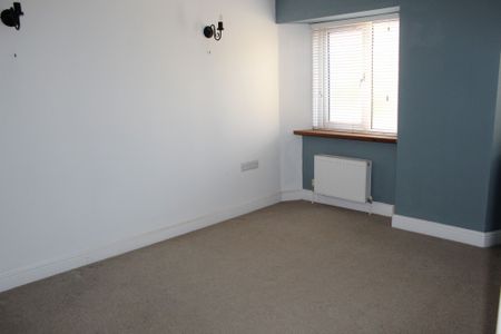 2 bed Cottage - To Let - Photo 3
