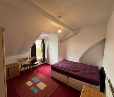 1 bedroom in a house share to rent - Photo 2