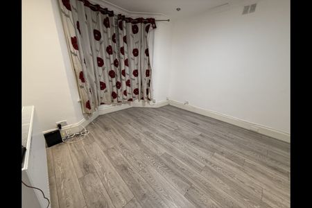 3 Bed Semi-Detached House, Whitehorse Road, CR0 - Photo 3