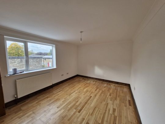 PETERBOROUGH - Photo 1