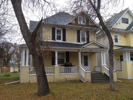 Bright and sunny 3 bedroom character suite one block from 13 ave strip - Photo 2