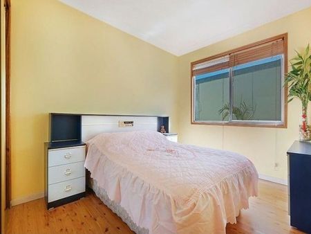 Large 4 Bedroom House for lease now - Photo 4